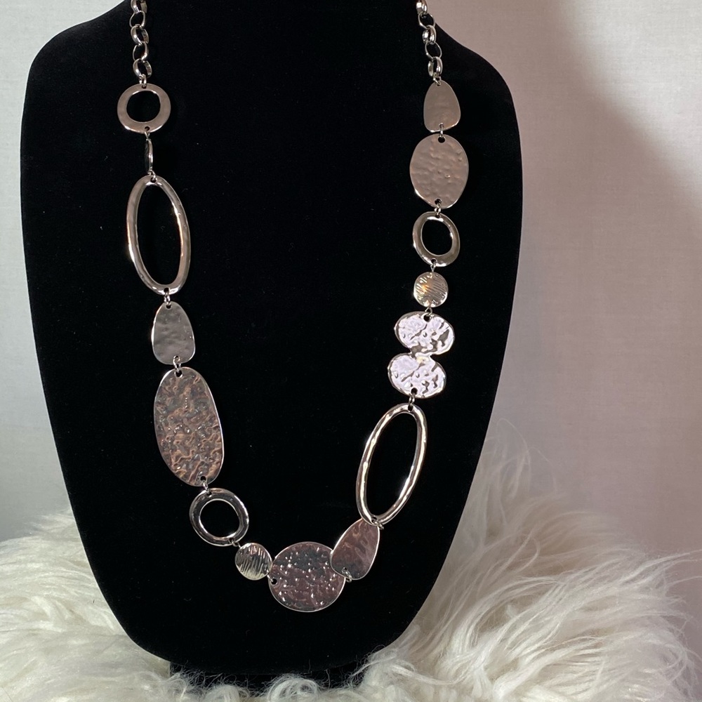 Fashion necklace in silver hammered motif.